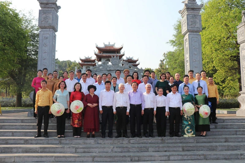 Nguyên Chủ tịch nước Nguyễn Minh Triết và đồng chí Phan Đình Trạc, Ủy viên Bộ Chính trị, Bí thư Trung ương Đảng, Trưởng Ban Nội chính Trung ương cùng đoàn công tác đến thăm đền Chung Sơn.
