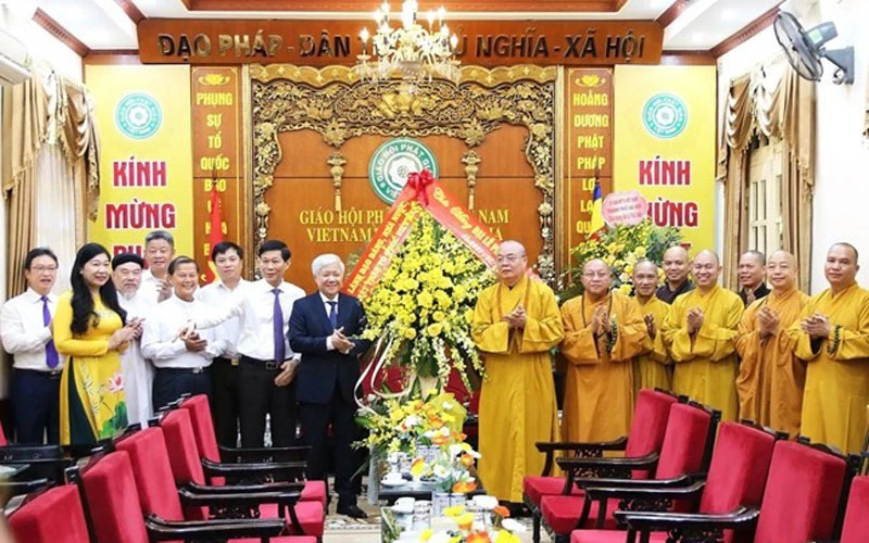 Đồng chí Đỗ Văn Chiến cùng đoàn công tác chúc mừng Văn phòng I, Trung ương Giáo hội Phật giáo Việt Nam và Hòa thượng Thích Thanh Nhiễu.