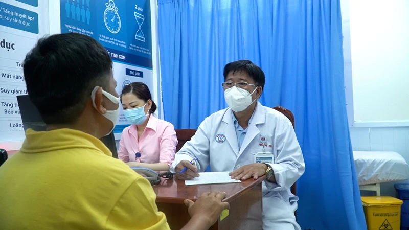 Bác sĩ CK2 Trần Trọng Trí, Khoa Ngoại Tiết niệu Bệnh viện Chợ Rẫy thăm khám, tư vấn cho bệnh nhân.