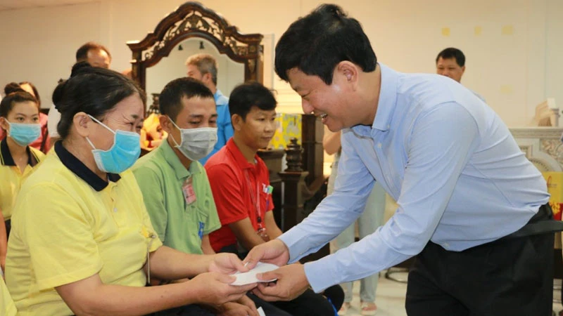 Chủ tịch Ủy ban nhân dân tỉnh Bình Dương Võ Văn Minh trao tặng quà cho công nhân lao động Công ty TNHH Công nghiệp KingJade Việt Nam.