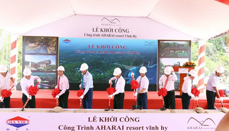 Lãnh đạo tỉnh Ninh Thuận và chủ đầu tư thực hiện nghi thức khởi công dự án.