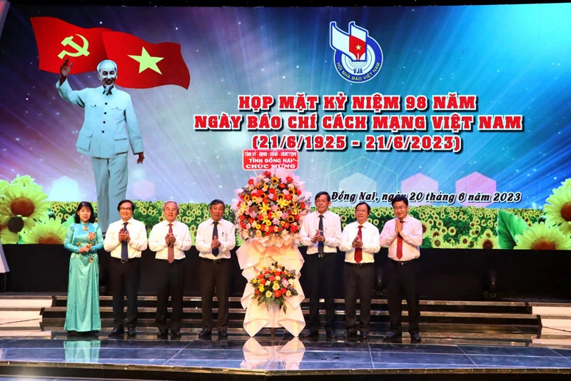 Lãnh đạo tỉnh Đồng Nai chúc mừng Hội Nhà báo tỉnh Đồng Nai nhân kỷ niệm 98 năm Ngày Báo chí Cách mạng Việt Nam.