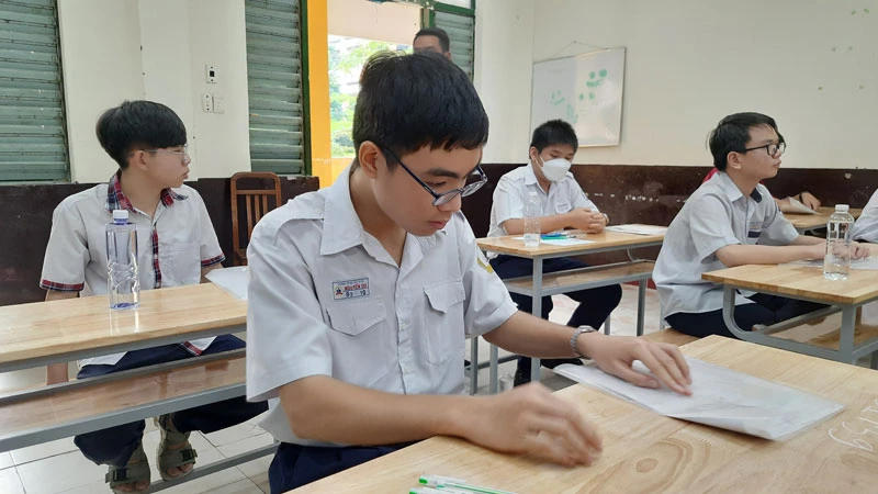 Thí sinh tham dự kỳ thi lớp 10 công lập năm 2023-2024 tại điểm thi Trường trung học phổ thông Trưng Vương, quận 1, Thành phố Hồ Chí Minh.
