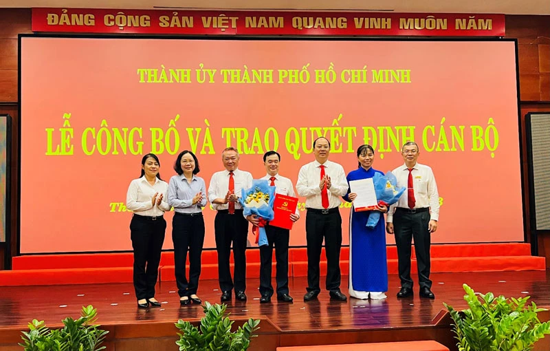 Lãnh đạo Thành ủy Thành phố Hồ Chí Minh, EVNHCMC chúc mừng đồng chí Trần Vũ Quang (thứ 4 từ phải sang) và đồng chí Lê Thị Luyến (áo dài xanh) nhận nhiệm vụ mới.