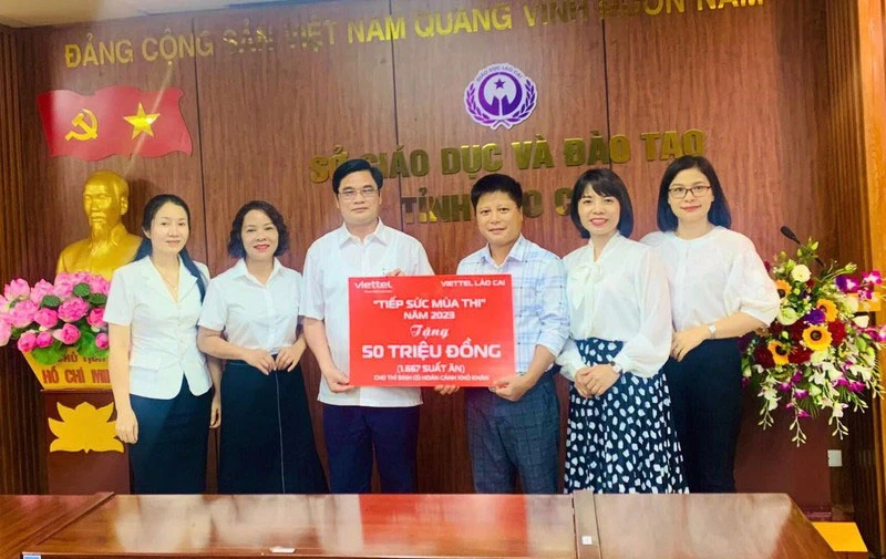 Đại diện Viettel Lào Cai trao tặng 50 triệu đồng hỗ trợ hơn 1.600 suất ăn trưa cho các thí sinh có hoàn cảnh khó khăn tại 15 điểm thi tốt nghiệp Trung học phổ thông 2023. (Ảnh: Viettel Lào Cai)