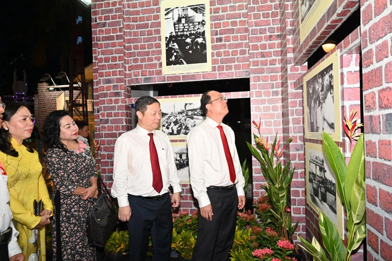 Các đại biểu tham quan Triển lãm "Sài Gòn-Thành phố Hồ Chí Minh: Tiên phong đổi mới, kiến tạo giá trị". (Ảnh: QUỐC THANH)