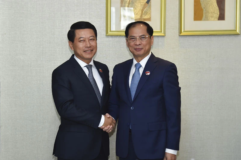 Bộ trưởng Ngoại giao Bùi Thanh Sơn gặp Phó Thủ tướng, Bộ trưởng Ngoại giao Lào Saleumxay Kommasith.