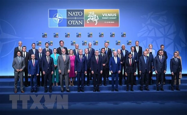 Tổng Thư ký Tổ chức Hiệp ước Bắc Đại Tây Dương Jens Stoltenberg (giữa, hàng đầu) chụp ảnh chung với nguyên thủ các quốc gia thành viên NATO tại Hội nghị thượng đỉnh của liên minh ở Vilnius, Litva, ngày 11/7/2023. (Ảnh: AFP/TTXVN)