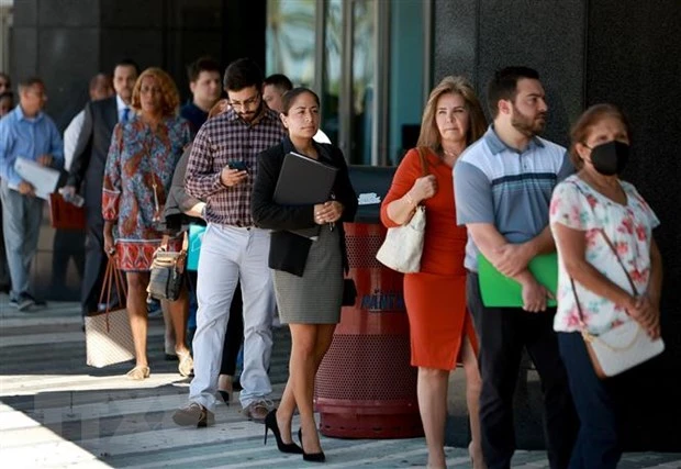 Người tìm việc xếp hàng tại Hội chợ việc làm ở Sunrise, bang Florida (Mỹ). (Ảnh: AFP/TTXVN)