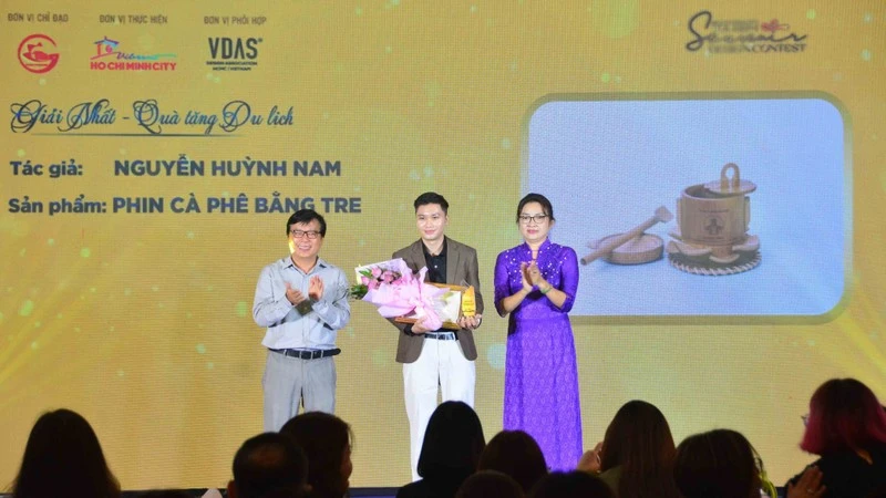 Tác giả Nguyễn Huỳnh Nam (giữa) đoạt giải Nhất bảng B với sản phẩm "Phin pha cà-phê bằng tre".