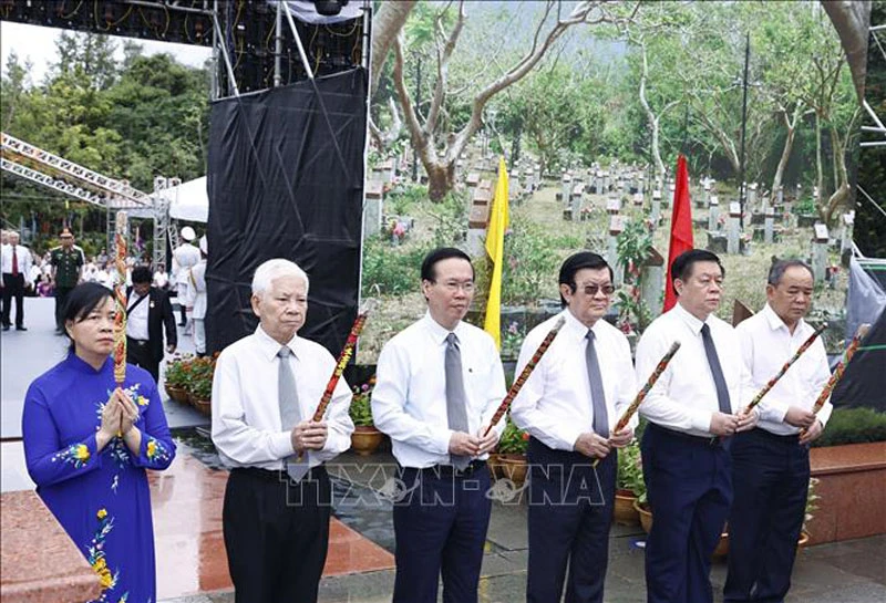Chủ tịch nước Võ Văn Thưởng, các đồng chí lãnh đạo, nguyên lãnh đạo Đảng, Nhà nước dâng hương tại Nghĩa trang Hàng Dương.