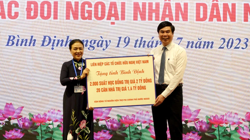 Trao tặng 20 căn nhà tình nghĩa và 2.000 suất học bổng cho các hộ gia đình và học sinh có hoàn cảnh khó khăn của tỉnh Bình Định.