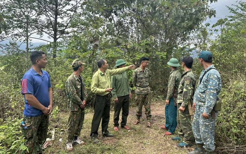 Người dân huyện Mường Nhé cùng lực lượng kiểm lâm triển khai kế hoạch tuần tra, bảo vệ rừng.