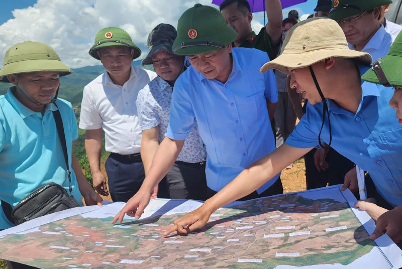 Đồng chí Lê Thành Đô (thứ tư từ trái sang), Chủ tịch Ủy ban nhân dân tỉnh Điện Biên kiểm tra các dự án giảm nghèo tại huyện Điện Biên Đông.