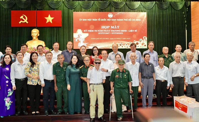 Lãnh đạo Thành phố Hồ Chí Minh với các thương binh, bệnh binh, các đối tượng, đại diện gia đình chính sách tham dự buổi họp mặt Kỷ niệm 76 năm Ngày Thương binh - Liệt sĩ 27/7. (Ảnh: ANH HOÀNG)