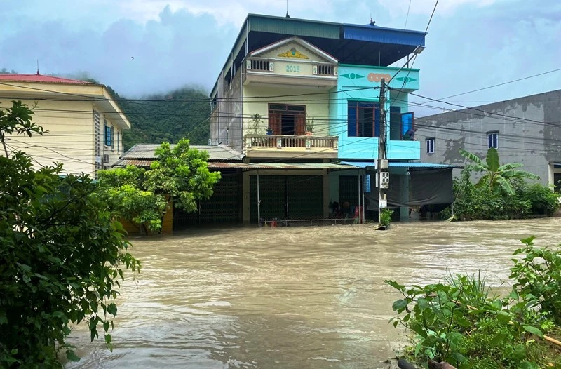 Sự cố vỡ cống thoát tràn hồ thải Nhà máy tuyển đồng Tả Phời (Lào Cai) gây ngập úng, thiệt hại tài sản hơn 30 hộ dân địa phương. (Ảnh: QUỐC HỒNG)