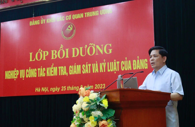 Đồng chí Nguyễn Văn Thể, Ủy viên Trung ương Đảng, Bí thư Đảng ủy Khối phát biểu chỉ đạo lớp bồi dưỡng.