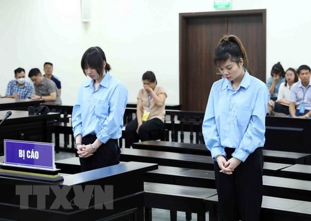 Hai bị cáo Nguyễn Thị An (phải) và Nguyễn Thị Lành tại phiên tòa xét xử.