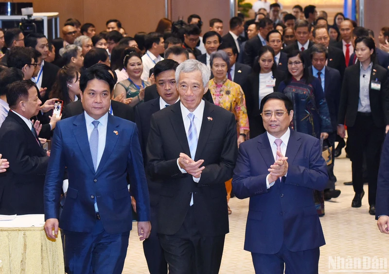 Thủ tướng Phạm Minh Chính và Thủ tướng Singapore Lý Hiển Long đến dự Hội nghị thúc đẩy triển khai các dự án hợp tác đầu tư Việt Nam-Singapore.