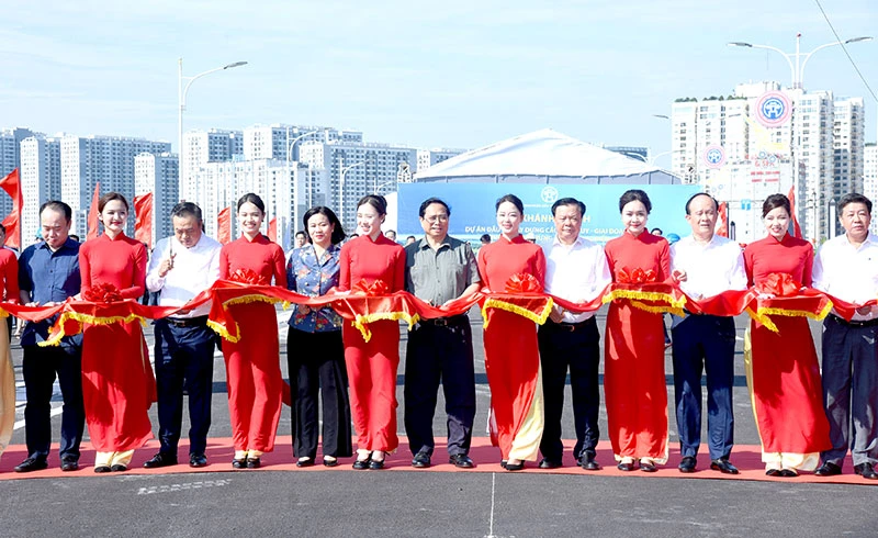 Thủ tướng Phạm Minh Chính và các đại biểu thực hiện nghi thức cắt băng khánh thành cầu Vĩnh Tuy-giai đoạn 2.