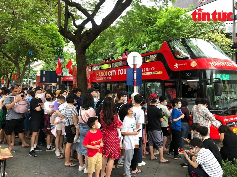 Rất đông người dân xếp hàng đi xe buýt 2 tầng miễn phí tham quan nội thành Hà Nội dịp 30/4 - 1/5/2023. (Ảnh: VT)