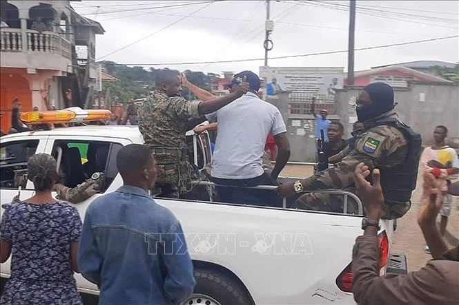 Lực lượng an ninh Gabon tuần tra trên đường phố thủ đô Libreville, sau khi một nhóm sĩ quan quân đội tuyên bố lên nắm quyền, ngày 30/8. (Ảnh: AFP/TTXVN)