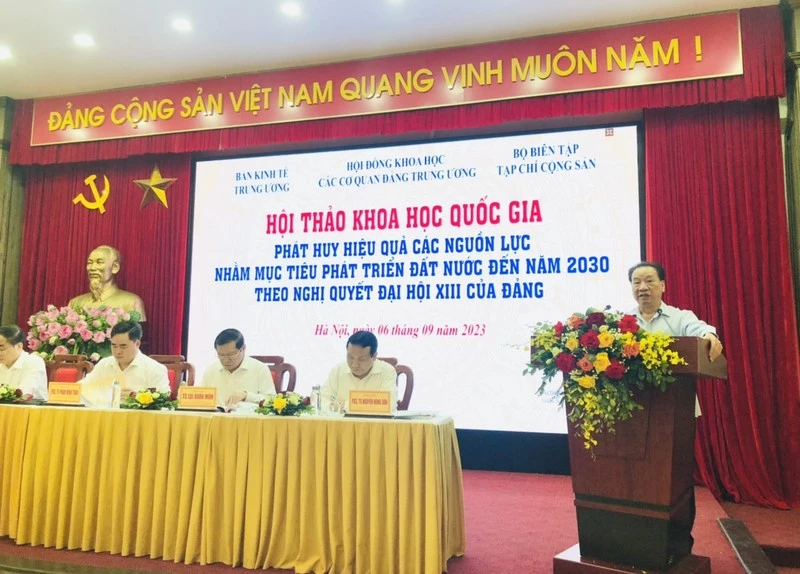 GS.TS Phùng Hữu Phú trình bày tham luận tại hội thảo.