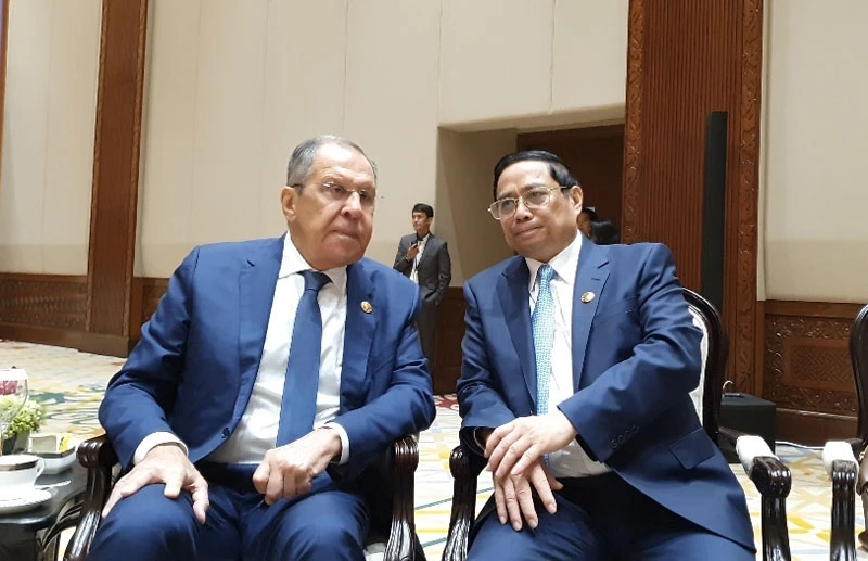 Thủ tướng Phạm Minh Chính đã có cuộc gặp ngắn với Trưởng đoàn Liên bang Nga, Bộ trưởng Ngoại giao Sergei Lavrov. (Ảnh: TUẤN ANH)