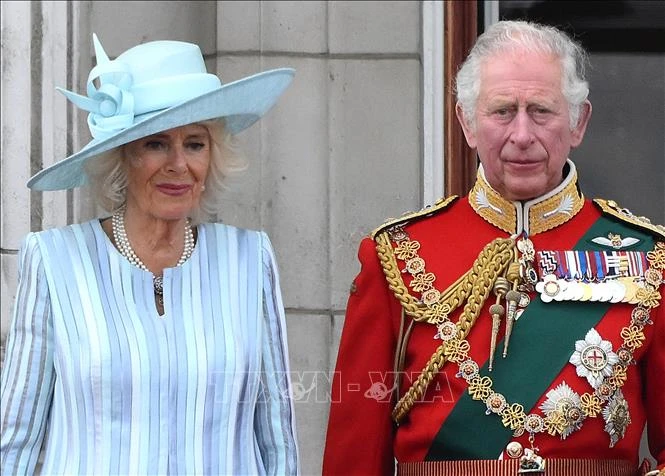 Vua Charles III và Hoàng hậu Camilla tại Cung điện Buckingham, London, Anh. (Ảnh: AFP/TTXVN)