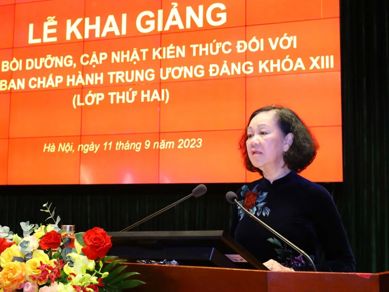 Thường trực Ban Bí thư Trương Thị Mai phát biểu chỉ đạo và khai giảng lớp học. (Ảnh: Văn Điệp/TTXVN)