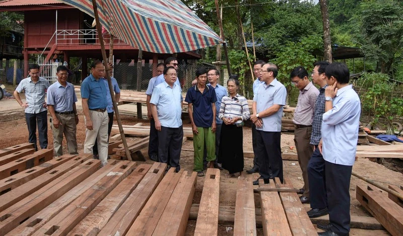 Đoàn công tác Ủy ban Trung ương Mặt trận Tổ quốc Việt Nam cùng các đồng chí lãnh đạo tỉnh Điện Biên kiểm tra tiến độ làm nhà cho hộ nghèo tại huyện Mường Chà.