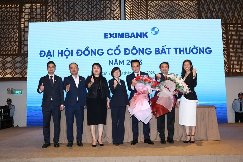 HĐQT Eximbank trao hoa chúc mừng ông Trần Tấn Lộc (thứ 2 từ bên phải qua) và ông Nguyễn Cảnh Anh (thứ 3 từ bên phải qua).