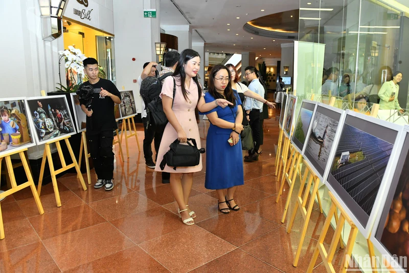 Khách tham quan các tác phẩm ảnh đoạt giải và trưng bày tại Lễ trao giải ảnh Kinh tế tuần hoàn năm 2023.