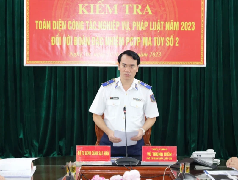 Thiếu tướng Vũ Trung Kiên, Phó Tư lệnh Pháp luật Cảnh sát biển Việt Nam quán triệt nhiệm vụ kiểm tra tại Đoàn Đặc nhiệm phòng, chống tội phạm ma túy số 2.