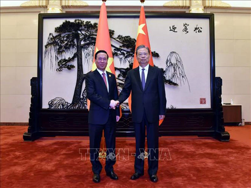 Chủ tịch nước Võ Văn Thưởng và Ủy viên trưởng Nhân đại Toàn quốc Trung Quốc Triệu Lạc Tế trong cuộc gặp tại Bắc Kinh, ngày 17/10. (Ảnh: TTXVN)