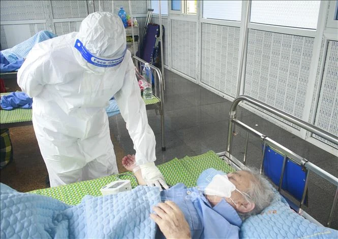Thăm khám cho bệnh nhân mắc Covid-19 đang điều trị tại Bệnh viện Đa khoa tỉnh Ninh Bình. (Ảnh tư liệu: Hải Yến/TTXVN)