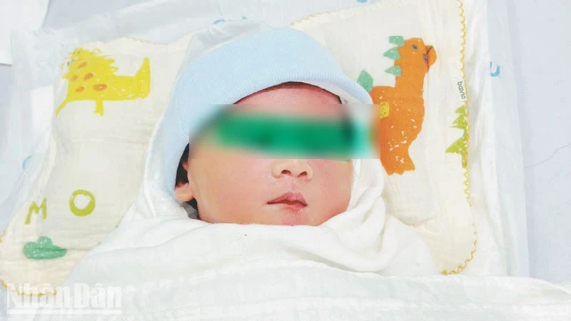 Trung tâm y tế Phú Quốc đang chăm sóc bé sơ sinh. (Ảnh: Trung tâm y tế Phú Quốc cung cấp)
