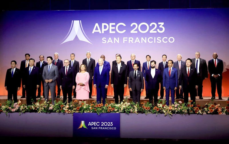 Chủ tịch nước Võ Văn Thưởng với các Nhà lãnh đạo kinh tế APEC. (Ảnh: TTXVN)