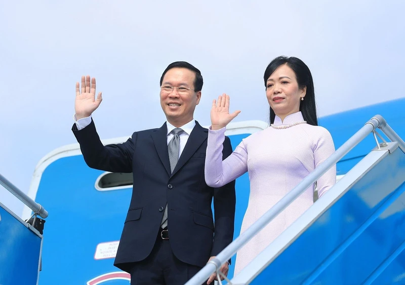 Chiều 26/11, Chủ tịch nước Võ Văn Thưởng và Phu nhân cùng Đoàn đại biểu cấp cao Việt Nam rời Thủ đô Hà Nội, lên đường thăm chính thức Nhật Bản. (Ảnh: TTXVN)