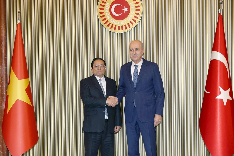 Thủ tướng Chính phủ Phạm Minh Chính và Chủ tịch Quốc hội Thổ Nhĩ Kỳ Numan Kurtulmus.