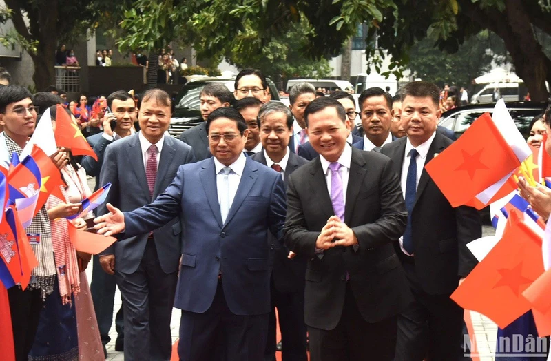 Thủ tướng Phạm Minh Chính và Thủ tướng Hun Manet đến thăm, nói chuyện tại Trường Đại học Ngoại thương.