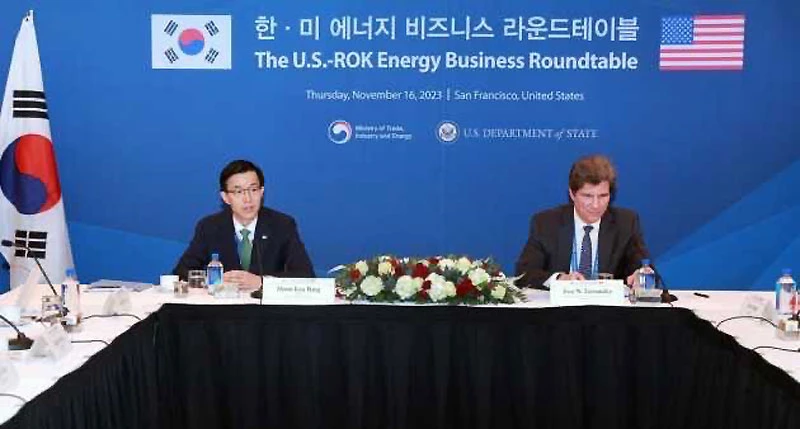 Bộ trưởng Bang Moon Kyu (bên trái) và Thứ trưởng Jose Fernandez chủ trì cuộc thảo luận về năng lượng sạch. (Nguồn: koreaherald.com)