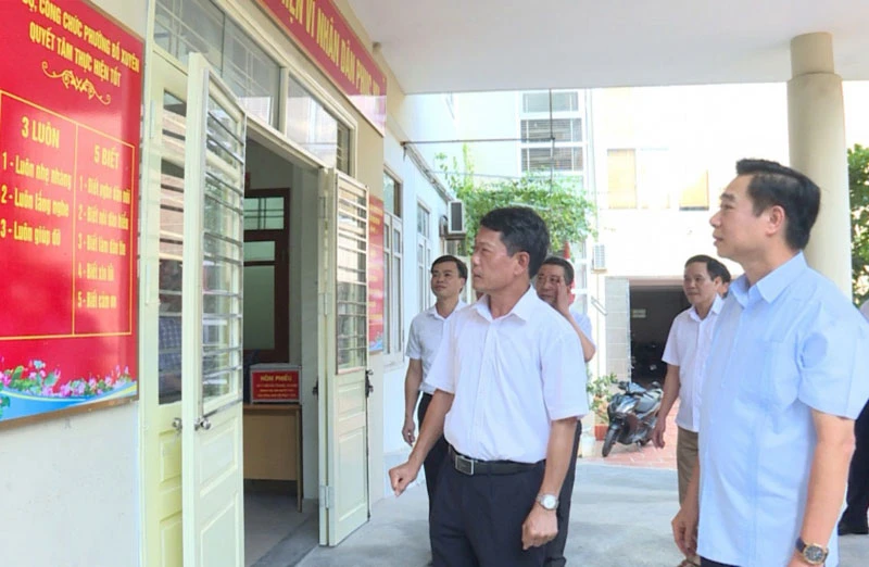 Lãnh đạo Dân vận Tỉnh ủy Thái Bình thăm mô hình “Chính quyền thân thiện vì nhân dân phục vụ” tại phường Bồ Xuyên (thành phố Thái Bình).
