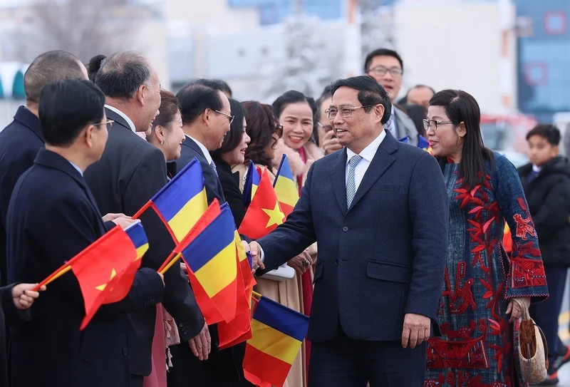Cộng đồng người Việt Nam tại Romania đón Thủ tướng Phạm Minh Chính và Phu nhân ở Sân bay Quốc tế Henri Coanda. (Ảnh: Dương Giang/TTXVN)