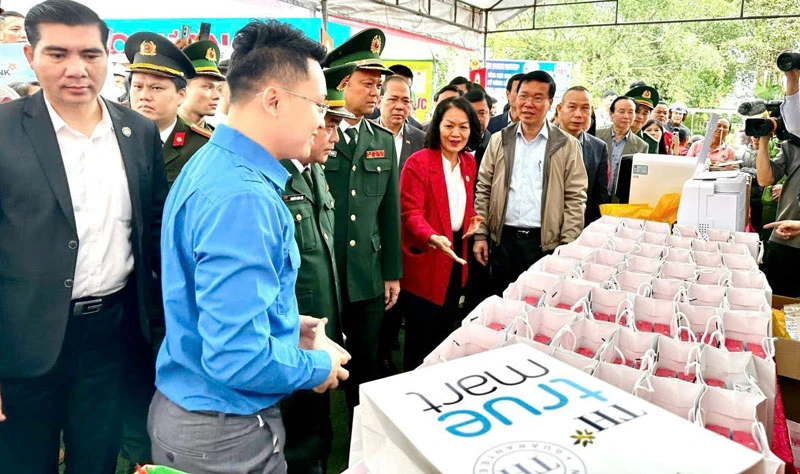 Chủ tịch nước Võ Văn Thưởng thăm các gian hàng và tham gia các hoạt động văn hóa, văn nghệ tại phiên chợ Tết Nhân ái 2024 tại huyện miền núi Thanh Thủy, Thanh Chương, Nghệ An ngày 17/1/2024. Ảnh: THÁI SƠN