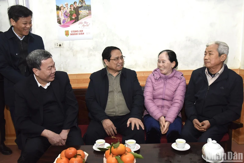 View - [Ảnh] Thủ tướng Phạm Minh Chính thăm, tặng quà, chúc Tết gia đình chính sách, người có công với cách mạng tỉnh Thanh Hóa