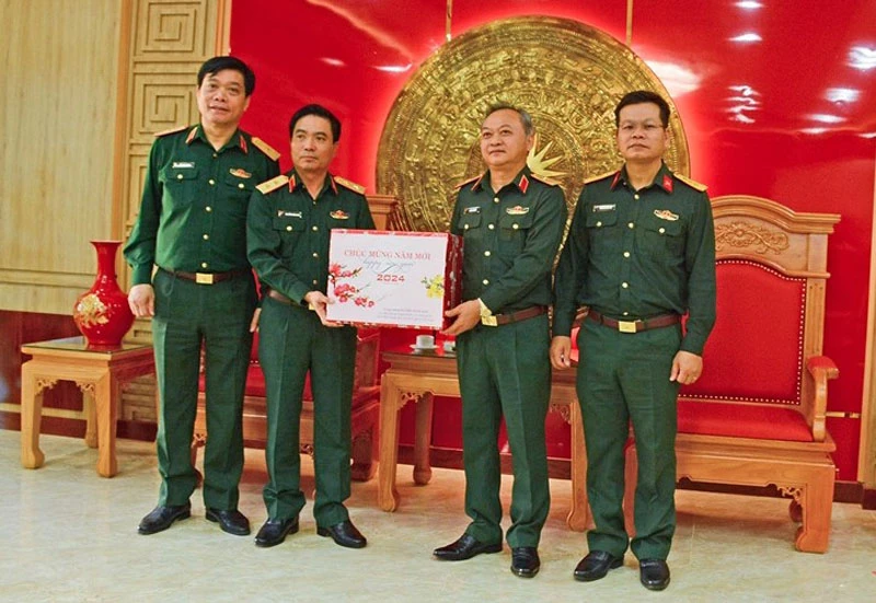 Trung tướng Nguyễn Doãn Anh tặng quà cho lãnh đạo Binh đoàn 15.