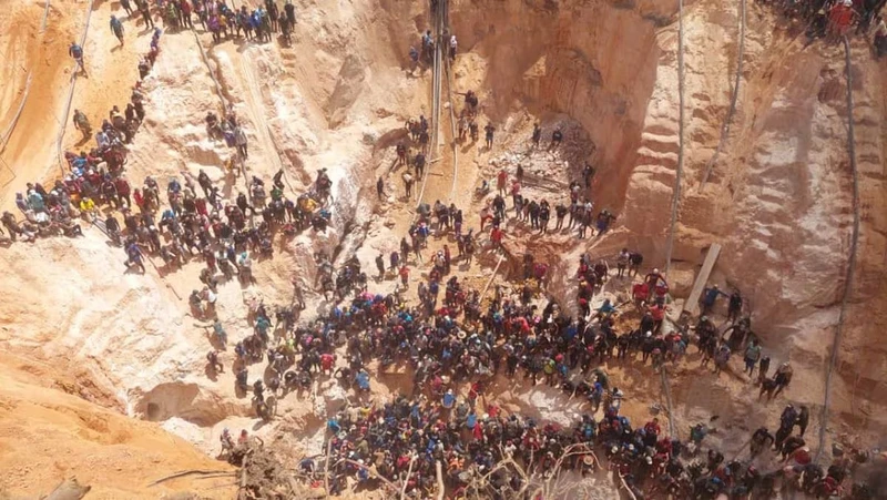 Lực lượng cứu hộ tìm kiếm các nạn nhân vụ sập mỏ vàng tại Venezuela ngày 21/2/2024. (Nguồn: El Pais)