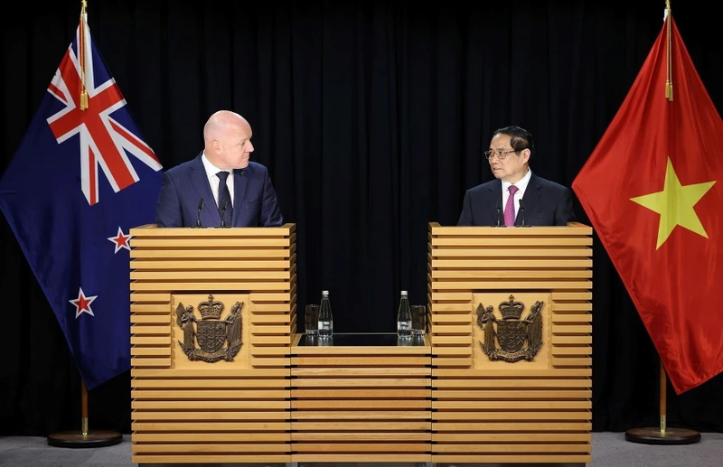 Thủ tướng Phạm Minh Chính và Thủ tướng Christopher chủ trì họp báo sau hội đàm. (Ảnh: TTXVN)