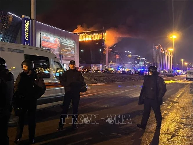 Lực lượng chức năng được triển khai tại hiện trường vụ tấn công khủng bố vào trung tâm thương mại “Crocus City Hall” ở Moskva, Nga tối 22/3/2024. (Ảnh: AA/TTXVN)